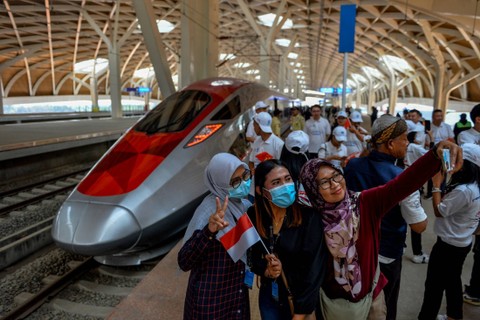 Warga berfoto di depan kereta cepat Jakarta-Bandung setibanya di Stasiun Kereta Cepat Halim, Jakarta, Sabtu (16/9/2023). Foto: Raisan Al Farisi/ANTARA FOTO