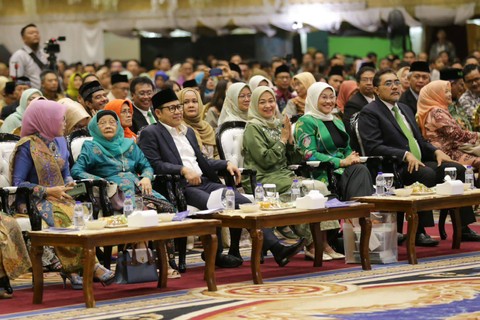 Ketum PKB Muhaimin Iskandar atau Cak Imin menghadiri penganugerahan gelar Guru Besar atau Profesor kepada Menteri Desa, Pembangunan Daerah Tertinggal dan Transmigrasi (PDTT) Abdul Halim Iskandar di Universitas Negeri Surabaya (UNESA), Sabtu (16/9). Foto: Dok. Istimewa