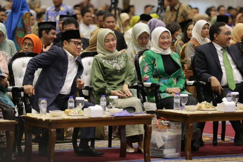 Ketum PKB Muhaimin Iskandar atau Cak Imin menghadiri penganugerahan gelar Guru Besar atau Profesor kepada Menteri Desa, Pembangunan Daerah Tertinggal dan Transmigrasi (PDTT) Abdul Halim Iskandar di Universitas Negeri Surabaya (UNESA), Sabtu (16/9). Foto: Dok. Istimewa