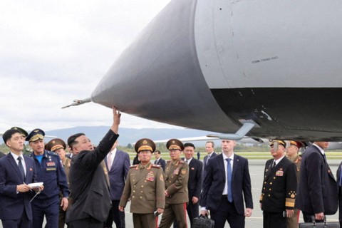 Pemimpin Korea Utara Kim Jong-un melihat rudal hipersonik "Kinzhal" Rusia yang dipajang di bandar udara Knevichi dekat Vladivostok di wilayah Primorsky, Rusia, Sabtu (16/9/2023). Foto: Kementerian Pertahanan Rusia/Handout via Reuters