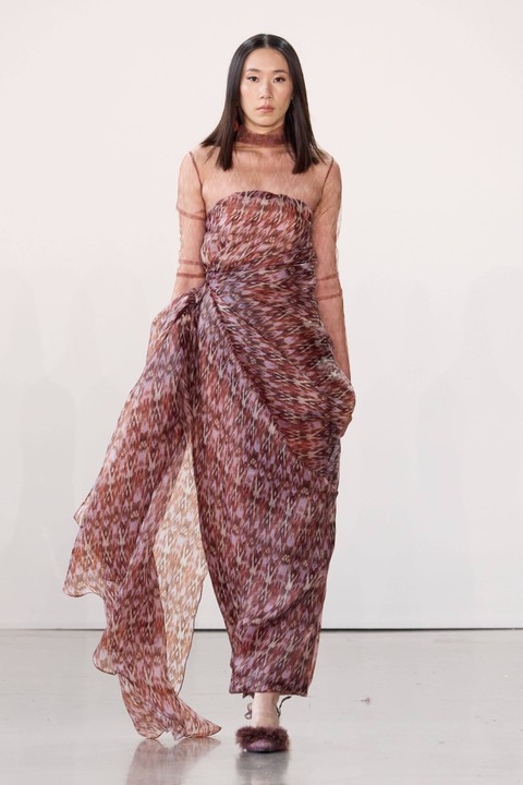 IKAT Indonesia by Didiet Maulana menampilkan koleksi 'Wiron' di New York Fashion Week sesi Indonesia Now The Show Spring/Summer 23/24 pada Rabu (13/9) waktu New York. Foto: Dok. IKAT Indonesia