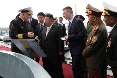 Pemimpin Korea Utara Kim Jong-un melihat fregat Marsekal Shaposhnikov Armada Pasifik Rusia di pelabuhan Vladivostok di wilayah Primorsky, Rusia, Sabtu (16/9/2023). Foto: Kementerian Pertahanan Rusia/Handout via REUTERS