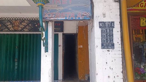 Suasana gang sempit di Jalan Malioboro yang ditaburi bunga dan viral di media sosial, Jumat (15/9/2023). Foto: Arfiansyah Panji Purnandaru/kumparan