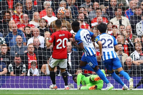 Pemain Brighton & Hove Albion Danny Welbeck mencetak gol pertama mereka saat hadapi Manchester United, di Old Trafford, Manchester, Inggris, Sabtu (16/9/2023). Foto: Molly Darlington/REUTERS