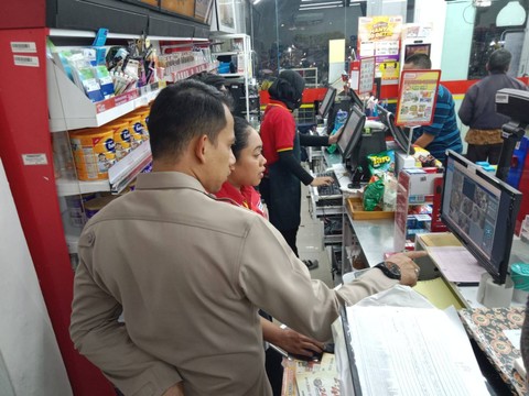 Kapolsek Mampang Kompol David Kanitero meninjau keamanan di sejumlah minimarket. Foto: Dok. Istimewa