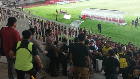 Rusuh di Stadion Manahan. Dok: kumparan
