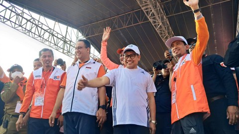 Bacapres Anies Baswedan dan bacawapres Muhaimin Iskandar hadiri senam pagi PKS di Stadion Pakansari, Cibinong, Bogor, Minggu (17/9/2023).  Foto: Annisa Thahira Madina/kumparan