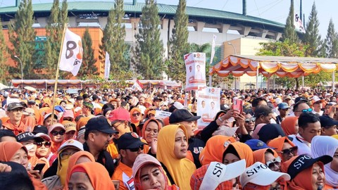Bacapres Anies Baswedan dan bacawapres Muhaimin Iskandar hadiri senam pagi PKS di Stadion Pakansari, Cibinong, Bogor, Minggu (17/9/2023).  Foto: Annisa Thahira Madina/kumparan
