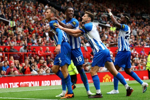 Selebrasi pemain Brighton & Hove Albion usai mencetak gol ke gawang Manchester United pada pertandingan Liga Inggris di Stadion Old Trafford, Manchester, Inggris, Sabtu (16/9/2023).  Foto: Molly Darlington/REUTERS
