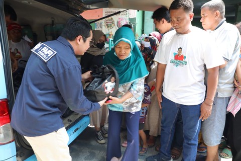 Sahabat Sandi Uno bersama FaFi Peduli dalam menggelar Bazar Beras Murah di Sukapura, Cilincing, Jakarta Utara pada Sabtu (16/9/23). Foto: Dok. Istimewa
