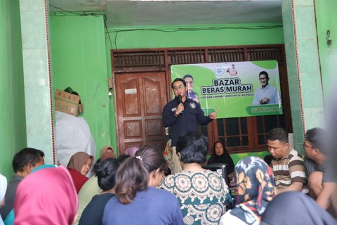 Sahabat Sandi Uno bersama FaFi Peduli dalam menggelar bazar beras murah bantu warga di Jakarta Utara. Foto: Dok. Istimewa