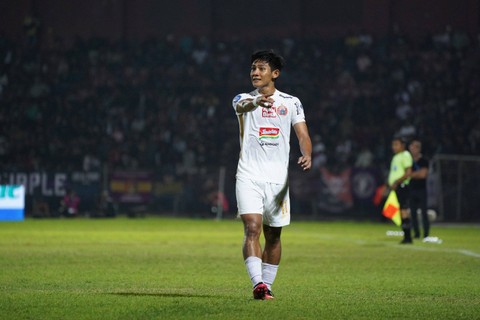 Firza Andika saat Persija Jakarta bertandang ke markas Persik Kediri di Liga 1 2023/24, Minggu (17/9/2023). Foto: Persija