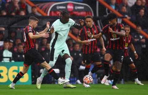 Pemain Chelsea Lesley Ugochukwu duel dengan pemain AFC Bournemouth Ryan Christie dan Philip Billing saat pertandingan di Vitality Stadium, Bournemouth, Inggris. Foto: Matthew Childs/Reuters