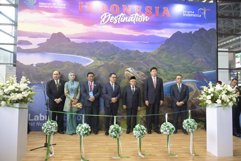Wapres Ma'ruf Amin meninjau sekaligus meresmikan Paviliun Komuditi Indonesia pada CAEXPO 2023. Foto: Setwapres