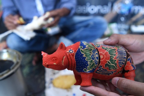 Pameris patung badak bercula satu bermotif batik dalam Festival Lingkungan, Iklim, Kehutanan, dan Energi Baru Terbarukan (LIKE) di Indonesia Arena, Kompleks GBK, Senayan, Jakarta, Minggu (17/9/2023). Foto: Sigid Kurniawan/Antara Foto