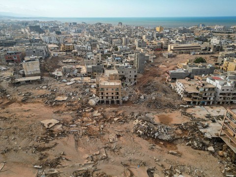 Pemandangan udara yang menunjukkan hancurnya bangunan dan rumah akibat badai mematikan dan banjir yang melanda Libya, di Derna, Libya 17 September 2023. Foto: Zohra Bensemra/Reuters