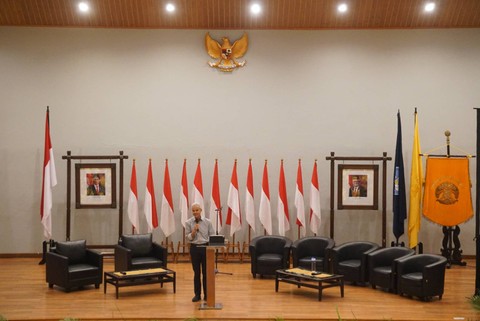 Bacapres Ganjar Pranowo menghadiri agenda debat terbuka dihadapan mahasiswa dan civitas FISIP Universitas Indonesia (UI) di Gedung Serbaguna Purnomo Prawiro, Senin (18/9). Foto: Iqbal Firdaus/kumparan