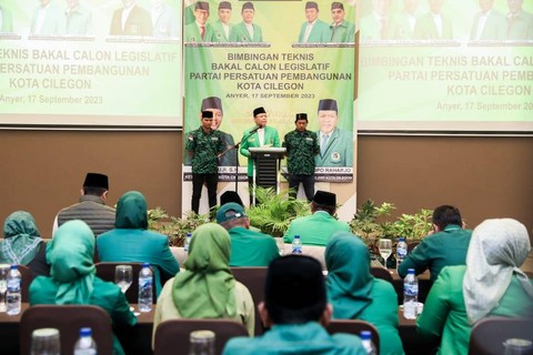 Plt Ketum PPP Muhamad Mardiono membuka kegiatan bimbingan teknis dan pembekalan bakal calon legislatif (Bacaleg) PPP Cilegon, di Hotel Mambruk, Anyar, Banten, Minggu (17/9). Foto: Dok. Istimewa