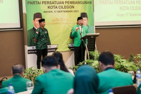 Plt Ketum PPP Muhamad Mardiono membuka kegiatan bimbingan teknis dan pembekalan bakal calon legislatif (Bacaleg) PPP Cilegon, di Hotel Mambruk, Anyar, Banten, Minggu (17/9). Foto: Dok. Istimewa