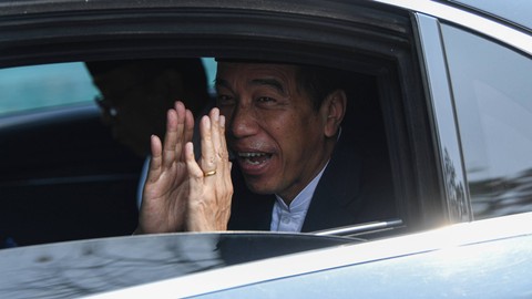 Presiden Joko Widodo melambaikan tangan dari dalam mobil seusai menghadiri Pembukaan Musyawarah Nasional Alim Ulama dan Konferensi Besar Nahdlatul Ulama 1445 H/2023 M di Pondok Pesantren Al-Hamid, Cipayung, Jakarta Timur, Senin (18/9/2023). Foto: ANTARA FOTO/Sigid Kurniawan
