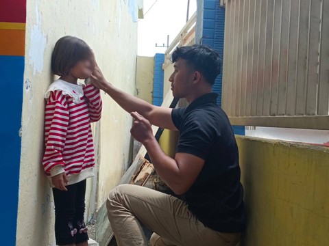 Siswi kelas 2 SD di Gresik mengalami kebutaan karena matanya dicolok tusuk bakso. Foto: Dok. Mili.id