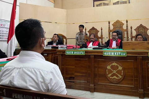 Pengadilan Negeri Medan menggelar sidang tuntutan terhadap AKBP Achiruddin di kasus pembiaran penganiayaan terhadap Ken pada Senin (18/9/2023).  Foto: Tri Vosa/kumparan