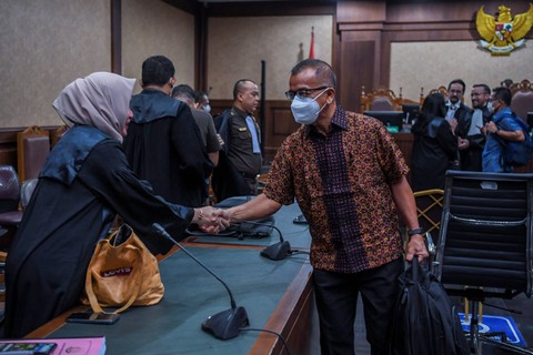 Direktur Utama PT Garuda Indonesia periode 2005-2014 Emirsyah Satar menjalani sidang dakwaan kasus dugaan korupsi pengadaan pesawat di maskapai PT Garuda Indonesia, di Pengadilan Tipikor Jakarta, Senin (18/9/2023).  Foto: Galih Pradipta/ANTARA FOTO