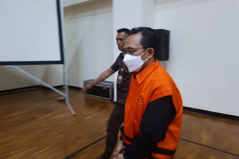 KPK tahan eks Dirut Transjakarta Kuncoro Wibowo, Senin (18/9). Foto: Hedi/kumparan