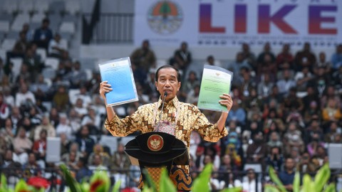 Presiden Joko Widodo menunjukkan Surat Keputusan Perhutanan Sosial dan Masyarakat Adat saat Festival Lingkungan, Iklim, Kehutanan, Energi Baru Terbarukan (LIKE) di Indonesia Arena, Jakarta, Senin (18/9/2023).  Foto: Hafidz Mubarak A/ANTARA FOTO