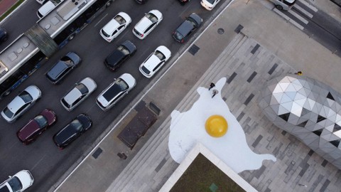 Foto udara menunjukkan mobil-mobil di jalan saat instalasi "Art Eggcident" karya seniman Belanda Henk Hofstra terlihat di trotoar Faria Lima Avenue, di Sao Paulo, Brasil 18 September 2023. Foto: Amanda Perobelli/REUTERS