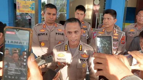 Kabid Humas Polda Sulawesi Utara, Kombes Pol Iis Kristian, saat memberikan keterangan pers terkait kasus tabrak lari yang menewaskan jurnalis.
