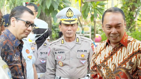 Direktur Utama Jasa Raharja Rivan A. Purwantono (kanan) memantau Operasi Zebra Gabungan yang digelar di Taman Bungkul, Surabaya, Jawa Timur, pada 5 September lalu. Foto: Dok. Jasa Raharja