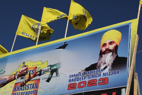 Spanduk bergambar wajah mendiang pemimpin Sikh Hardeep Singh Nijjar, yang dibunuh di halaman kuil Guru Nanak Sikh Gurdwara pada Juni 2023, di Surrey, British Columbia, Kanada 18 September 2023.  Foto: REUTERS/Chris Helgren
