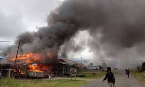 Kelompok Kriminali Bersenjata (KKB) melakukan pembakaran ke sebuah pasar yang hanguskan 7 kios di kawasan Kampung Yapimakot, Distrik Serambakon, kabupaten Pegunungan Bintang pada Senin (18/9) sekitar pukul 14.30 WIT.  Foto: Dok. Istimewa