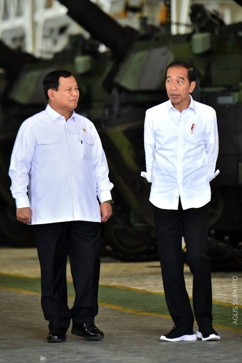 Presiden Jokowi (kanan) didampingi oleh Menhan Prabowo saat mengunjungi PT Pindad. Foto: Agus Suparto/Presidential Palace