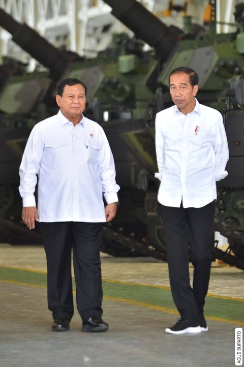 Presiden Jokowi (kanan) didampingi oleh Menhan Prabowo saat mengunjungi PT Pindad. Foto: Agus Suparto/Presidential Palace