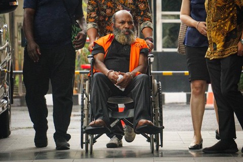 Tersangka kasus tindak pidana pencucian uang (TPPU) Gubernur nonaktif Papua Lukas Enembe mengenakan kursi roda menjalani pemeriksaan di Gedung KPK, Jakarta, Selasa (19/9/2023). Foto: Iqbal Firdaus/kumparan