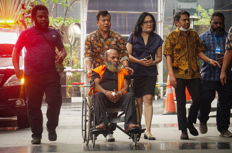 Tersangka kasus tindak pidana pencucian uang (TPPU) Gubernur nonaktif P... </div>
<div class=