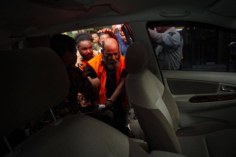 Tersangka mantan Gubernur Papua Lukas Enembe mengenakan kursi roda usai menjalani pemeriksaan di Gedung Komisi Pemberantasan Korupsi (KPK) Merah Putih, Rasuna Said, Jakarta, Selasa (19/9/2023). Foto: Iqbal Firdaus/kumparan