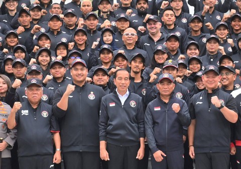 Presiden Joko Widodo (tengah) berfoto bersama dengan kontingen Indonesia untuk Asian Games ke-19 Hangzhou saat upacara pelepasan di halaman Istana Merdeka, Jakarta, Selasa (19/9/2023). Foto: Akbar Nugroho Gumay/ANTARA FOTO