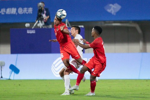 Timnas U-24 Indonesia menghadapi Kirgistan dalam Asian Games 2022 di Hangzhou, China, Selasa (19/9/2023).  Foto: NOC Indonesia