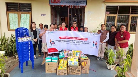 Penyerahan bantuan sosial dari Pertamina untuk penyandang disabilitas di Kota Tomohon, Sulawesi Utara.