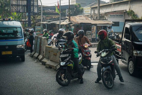 Sejumlah pengendara sepeda motor melintasi Jalan Raya Kalimalang dengan melawan arah di kawasan Caman, Bekasi, Jawa Barat, Rabu (20/9/2023). Foto: Iqbal Firdaus/kumparan