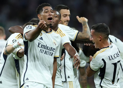 Selebrasi pemain Real Madrid Jude Bellingham merayakan gol pertama mereka bersama Lucas Vazquez di Santiago Bernabeu, Madrid, Spanyol. Foto: Isabel Infantes/Reuters