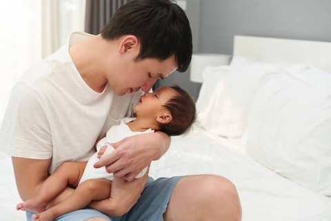 Ilustrasi ayah dan bayi baru lahir. Foto: BaLL LunLa/Shutterstock