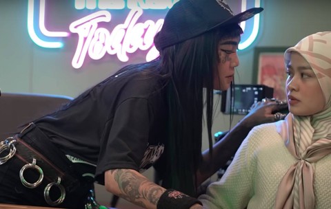 Mondy Tatto memperagakan pelecehan yang dilakukan terhadapnya dalam podcast Caprice. Foto: YouTube/CapriceOriginalFilms