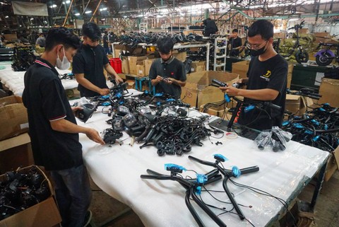 Pekerja melakukan perakitan di Pabrik United Bike, Bogor, Kamis (21/9/2023). Foto: Iqbal Firdaus/kumparan