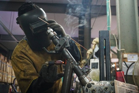 Pekerja melakukan perakitan di Pabrik United Bike, Bogor, Kamis (21/9/2023). Foto: Iqbal Firdaus/kumparan