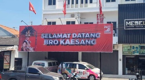 PSI Solo pasang spanduk bergambar Kaesang. Foto: kumparan