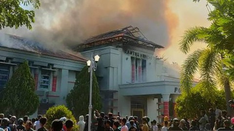Ratusan warga memadati Kantor Bupati Pohuwato yang terbakar di Kabupaten Pohuwato, Gorontalo, Kamis (21/9/2023).    Foto: ANTARA/HO-RA